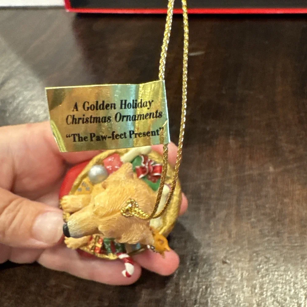 Danbury Mint A Golden Holiday The Pawfeet‎ present Ornament
